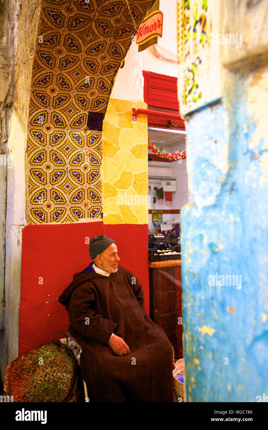 L uomo nella Medina, Tangeri, Marocco, Africa del Nord Foto Stock