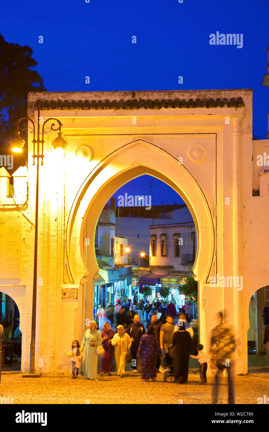 Bab El Fahs al crepuscolo, Gran Socco, Tangeri, Marocco, Africa del Nord Foto Stock