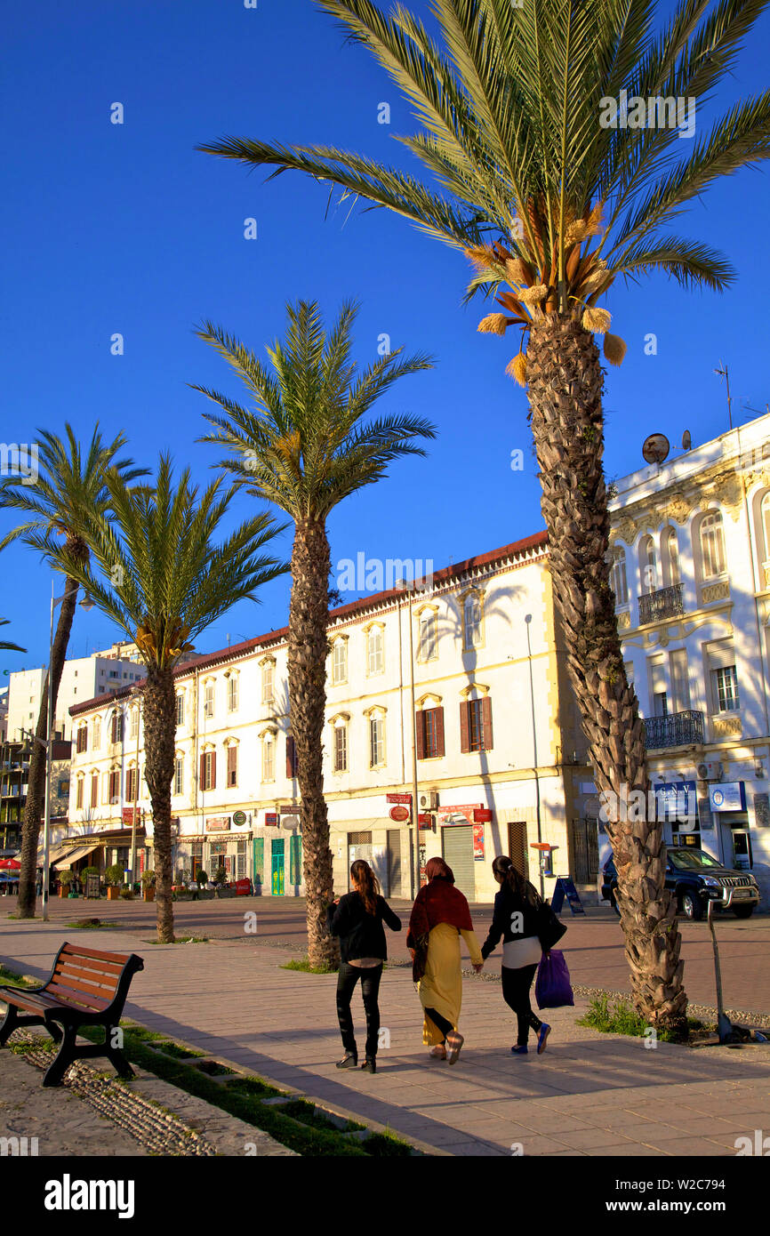 Cafe e vecchi edifici coloniali su Avenue d'Espagne, Tangeri, Marocco, Africa del Nord Foto Stock