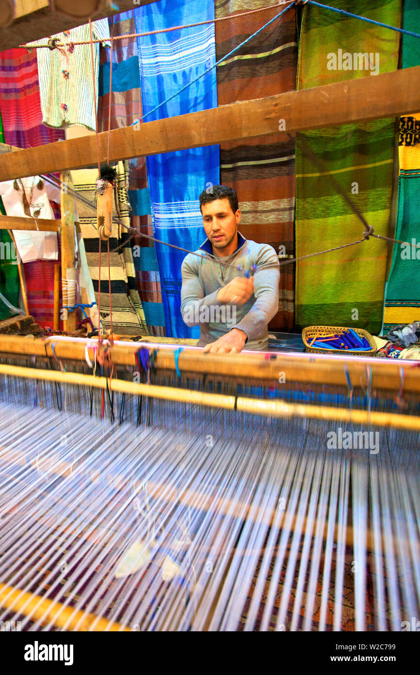 L'uomo la tessitura per produrre tradizionali sciarpe, Tangeri, Marocco, Africa del Nord Foto Stock