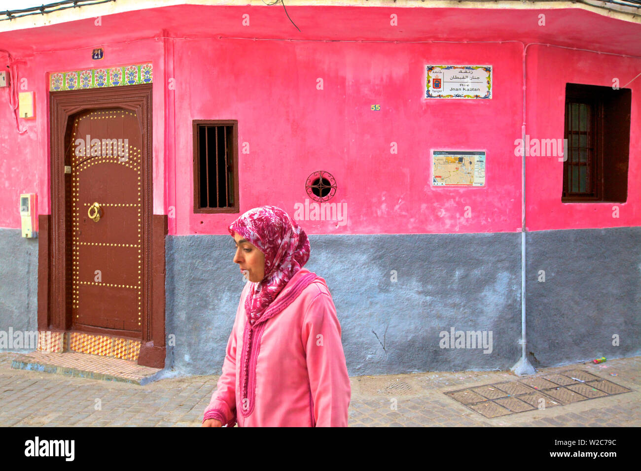 Persona che cammina nella Kasbah, Tangeri, Marocco, Africa del Nord Foto Stock
