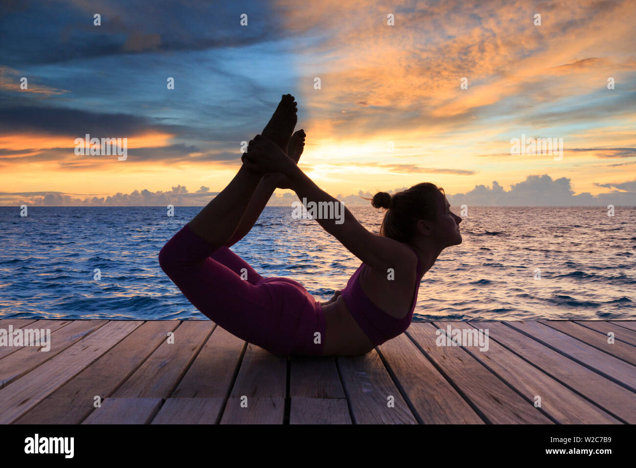Maldive, South Ari Atoll, isola Thudufushi, Diamanti Thudufushi Resort, donna pratica lo Yoga al tramonto (MR) Foto Stock