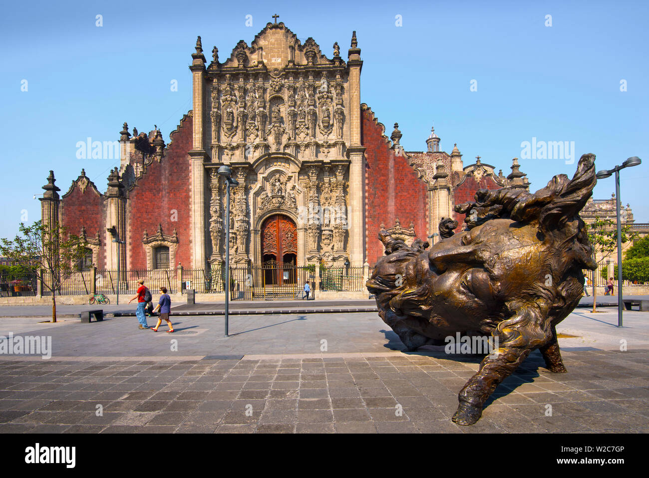 Messico, Città del Messico, arte pubblica, Zocalo e la Cattedrale Metropolitana Foto Stock
