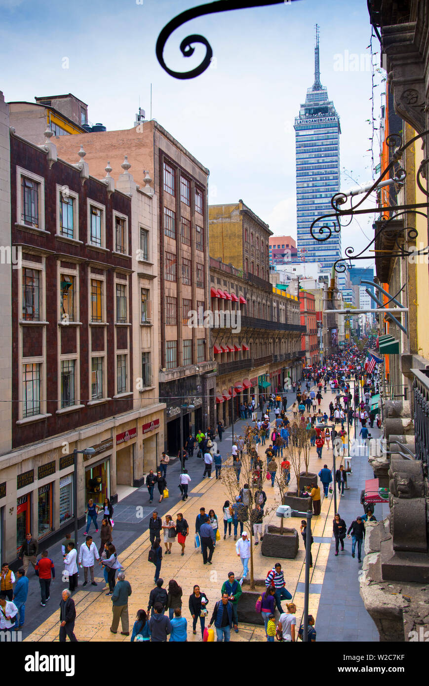 Messico, Città del Messico, Francisco Indalecio Madero Avenue, Madero Street, strada pedonale, Torre Latinoamericana, Latin American Tower Foto Stock