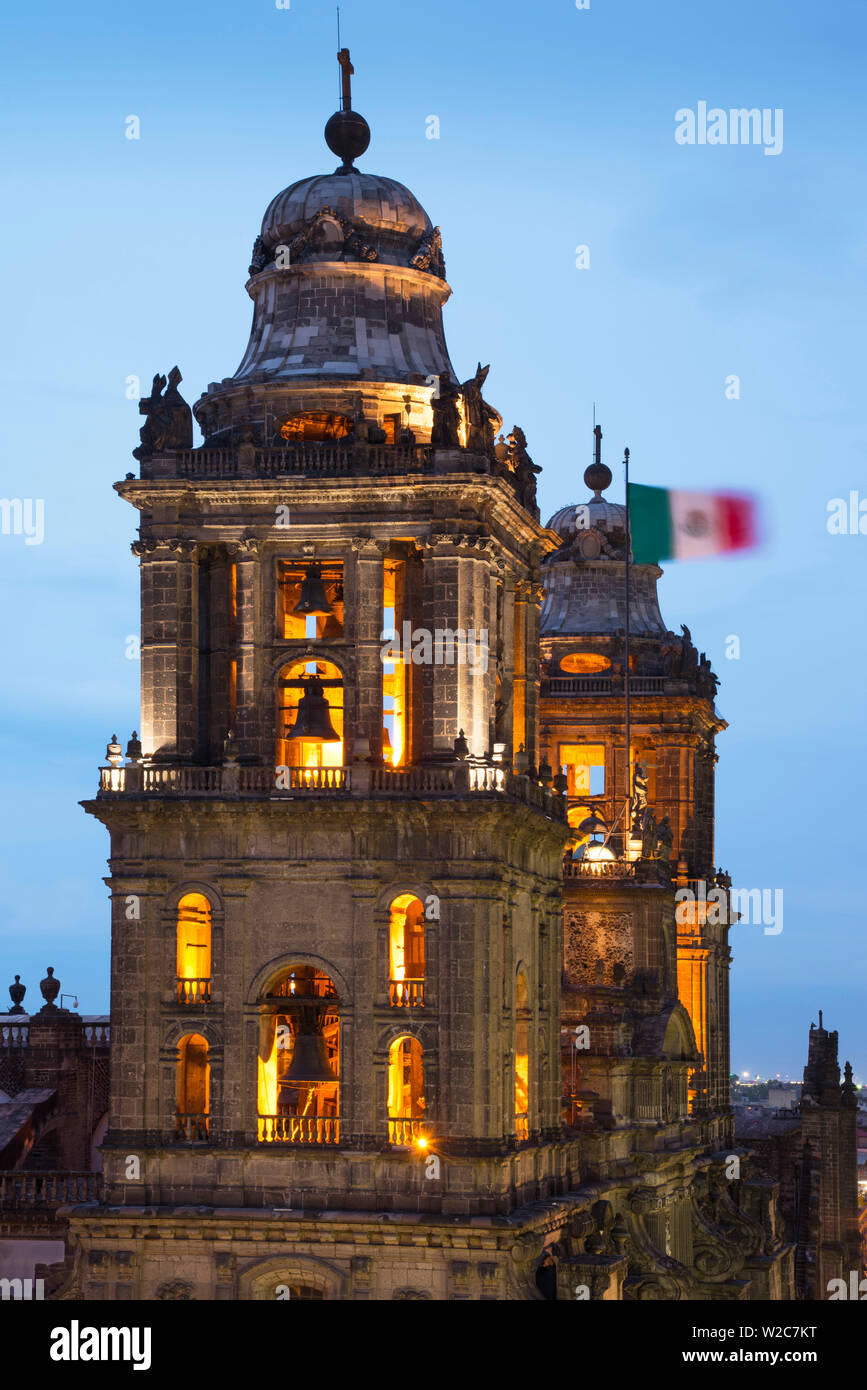 Messico, Città del Messico, campanili, Cattedrale Metropolitana, bandiera messicana Foto Stock