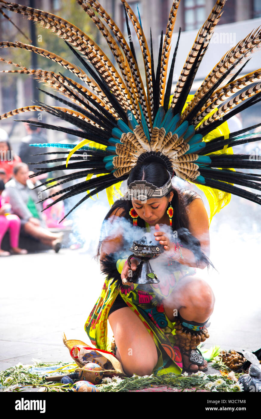 Messico, Città del Messico, azteca ballerino, Danza Azteca, copricapo, Penacho, purificazione spirituale, prestazioni Foto Stock