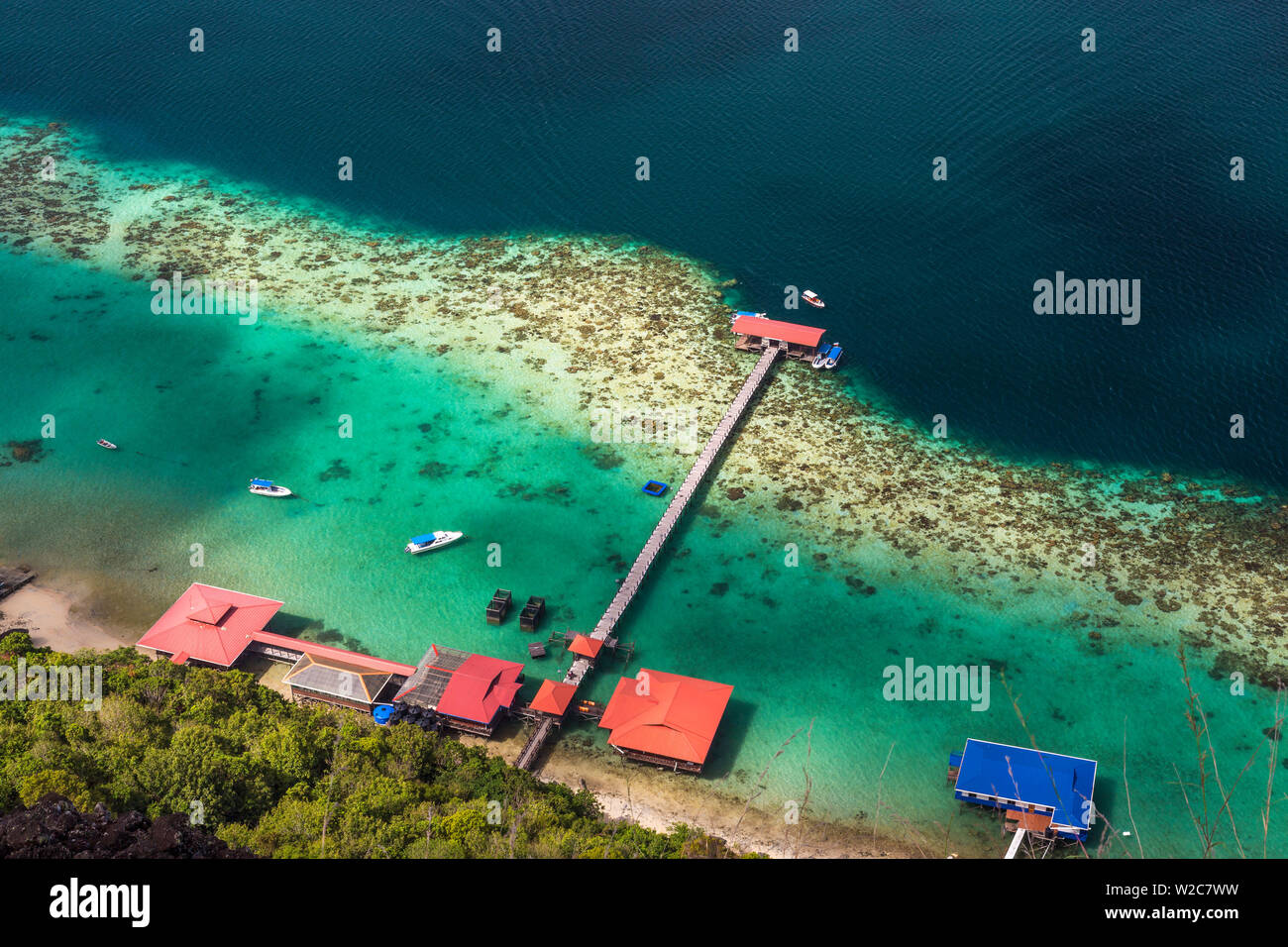 Vista dall isola tropicale di Tun Sakaran Marine Park, Celebes Mare, nr Semporna, Sabah Borneo, Malaysia Foto Stock