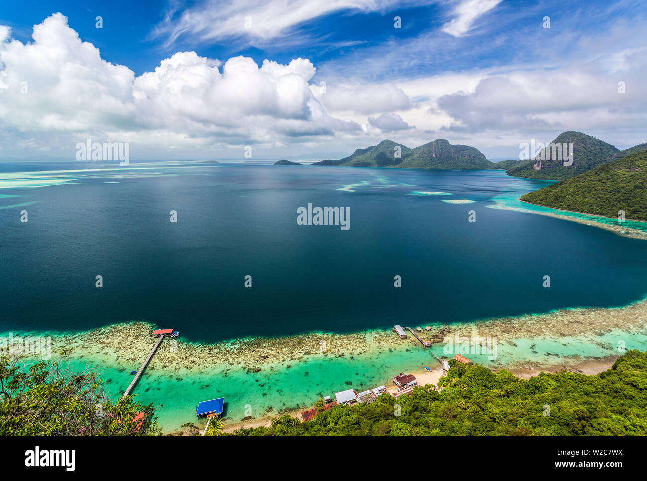 Vista dall isola tropicale di Tun Sakaran Marine Park, Celebes Mare, nr Semporna, Sabah Borneo, Malaysia Foto Stock
