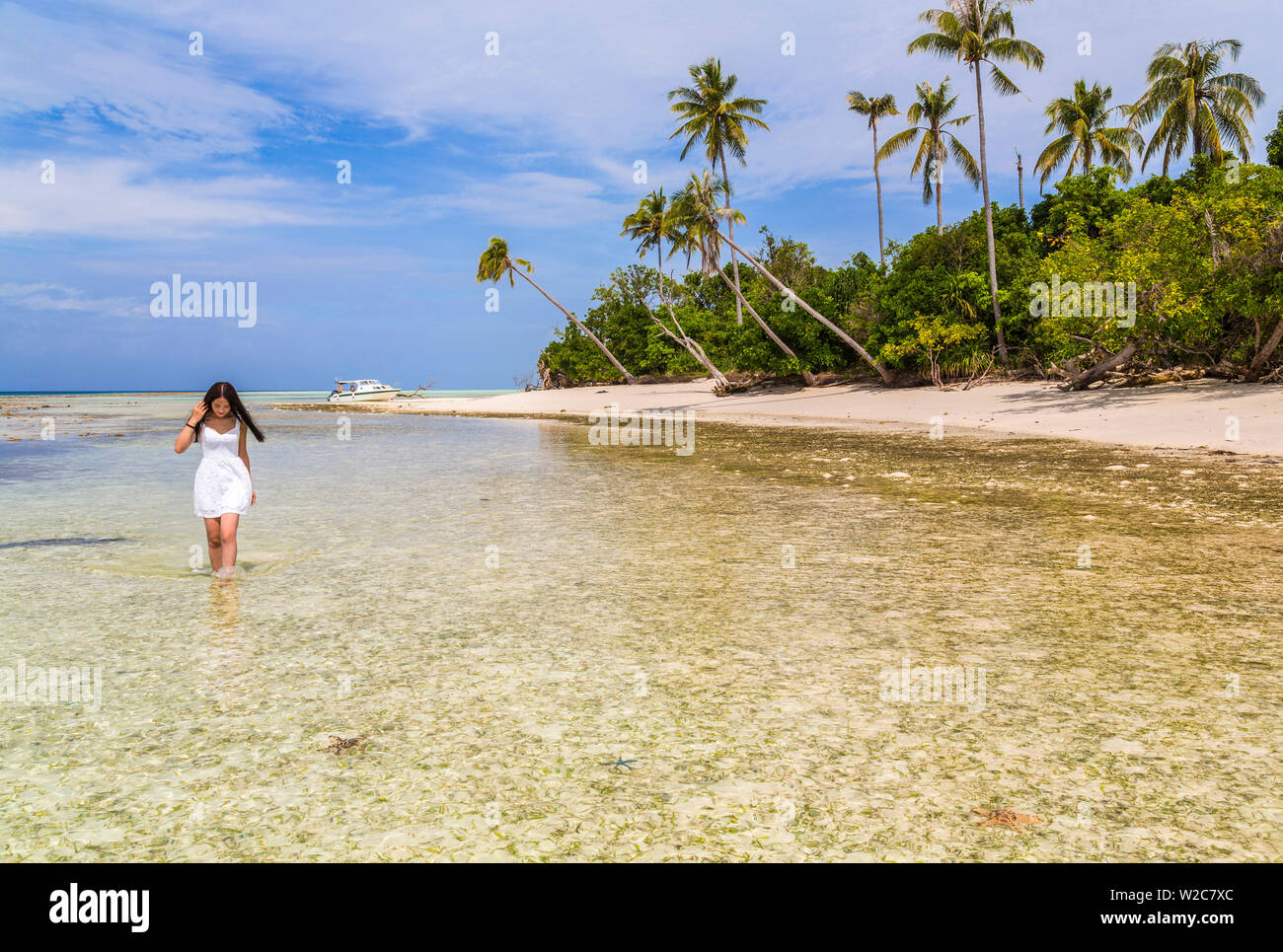 Giovane donna cinese & spiaggia tropicale idilliaco, nr Semporna, Sabah Borneo, Malaysia Foto Stock
