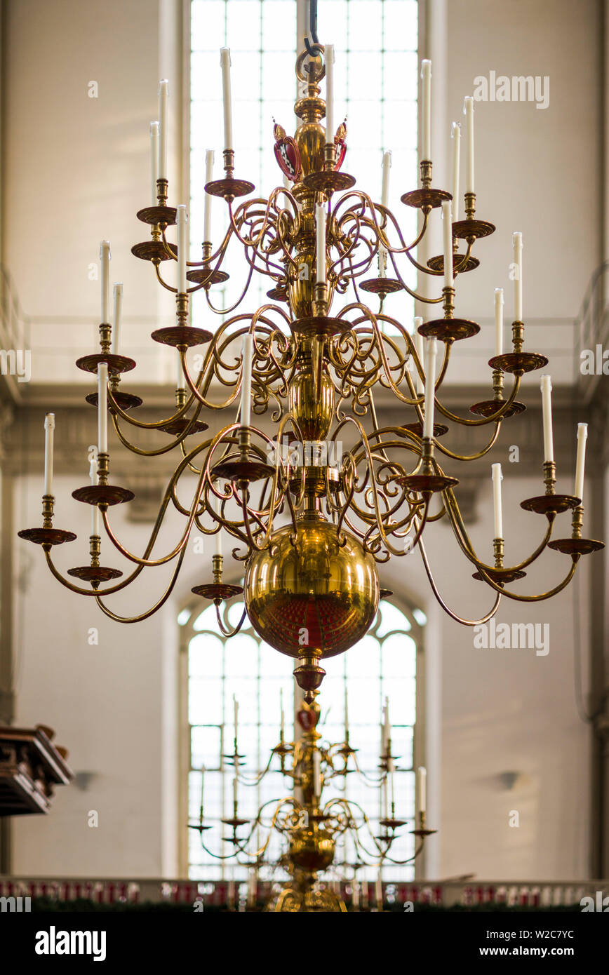 Paesi Bassi, Amsterdam, chiesa Westerkerk, chadelier interni Foto Stock