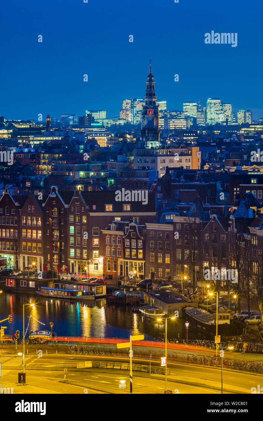 Paesi Bassi, Amsterdam, elevati dello skyline della città da nord, crepuscolo Foto Stock