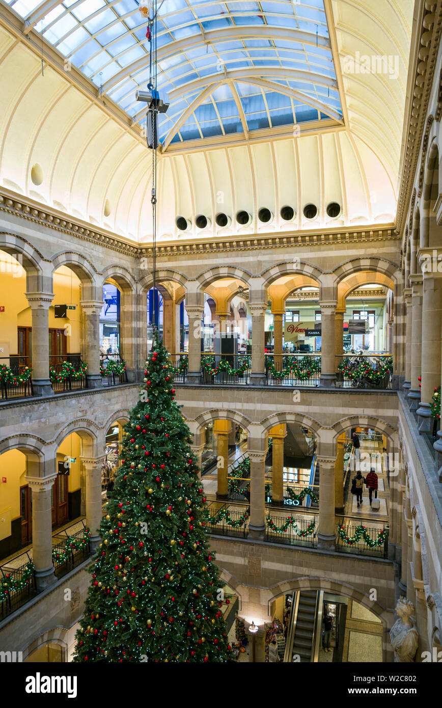 Paesi Bassi, Amsterdam, Magna Plaza shopping mall all'interno ex Post Office building, interno con albero di Natale Foto Stock