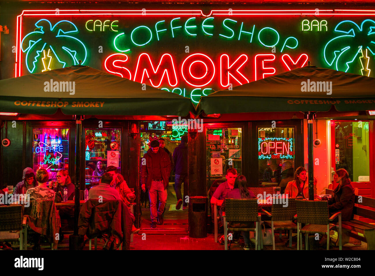Paesi Bassi, Amsterdam, piazza Rembrandt Square, Smokey Coffee Shop, sera, esterna Foto Stock