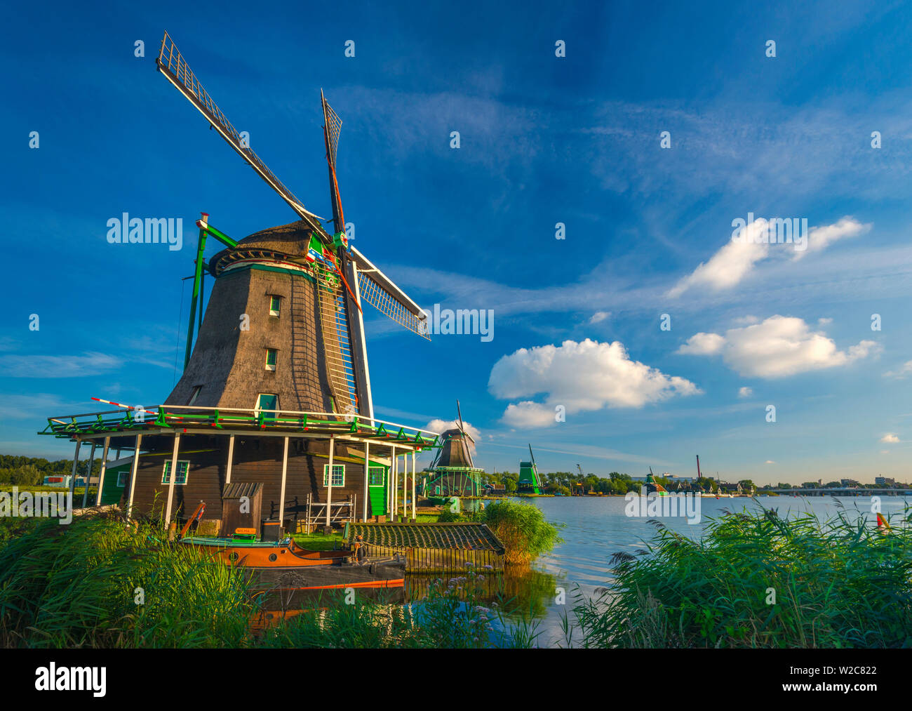 Paesi Bassi, North Holland, Zaandam, Zaanse Schans, 'Il cercatore' (De) Zoeker Oilmill con il Gatto (De Kat) Dyemill e incoronato Poelenburg (De Gekroonde Poelenburg) al di là di segheria Foto Stock