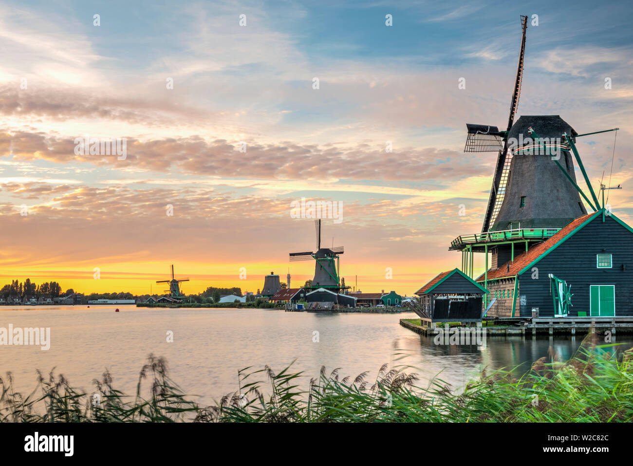 Paesi Bassi, North Holland, Zaandam, Zaanse Schans, il gatto (De Kat) Dyemill, i giovani ovini (Het Jonge Schaap) Segheria e la gallina maculato (De Bonte Hen) Oilmill oltre Foto Stock