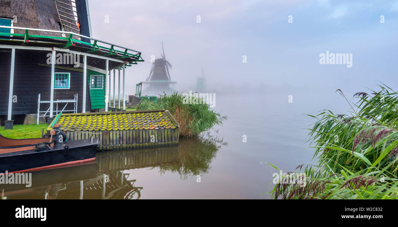 Paesi Bassi, North Holland, Zaandam, Zaanse Schans, 'Il cercatore' (De) Zoeker Oilmill (sinistra) con il Gatto (De Kat) Dyemill e incoronato Poelenburg (De Gekroonde Poelenburg) al di là di segheria Foto Stock