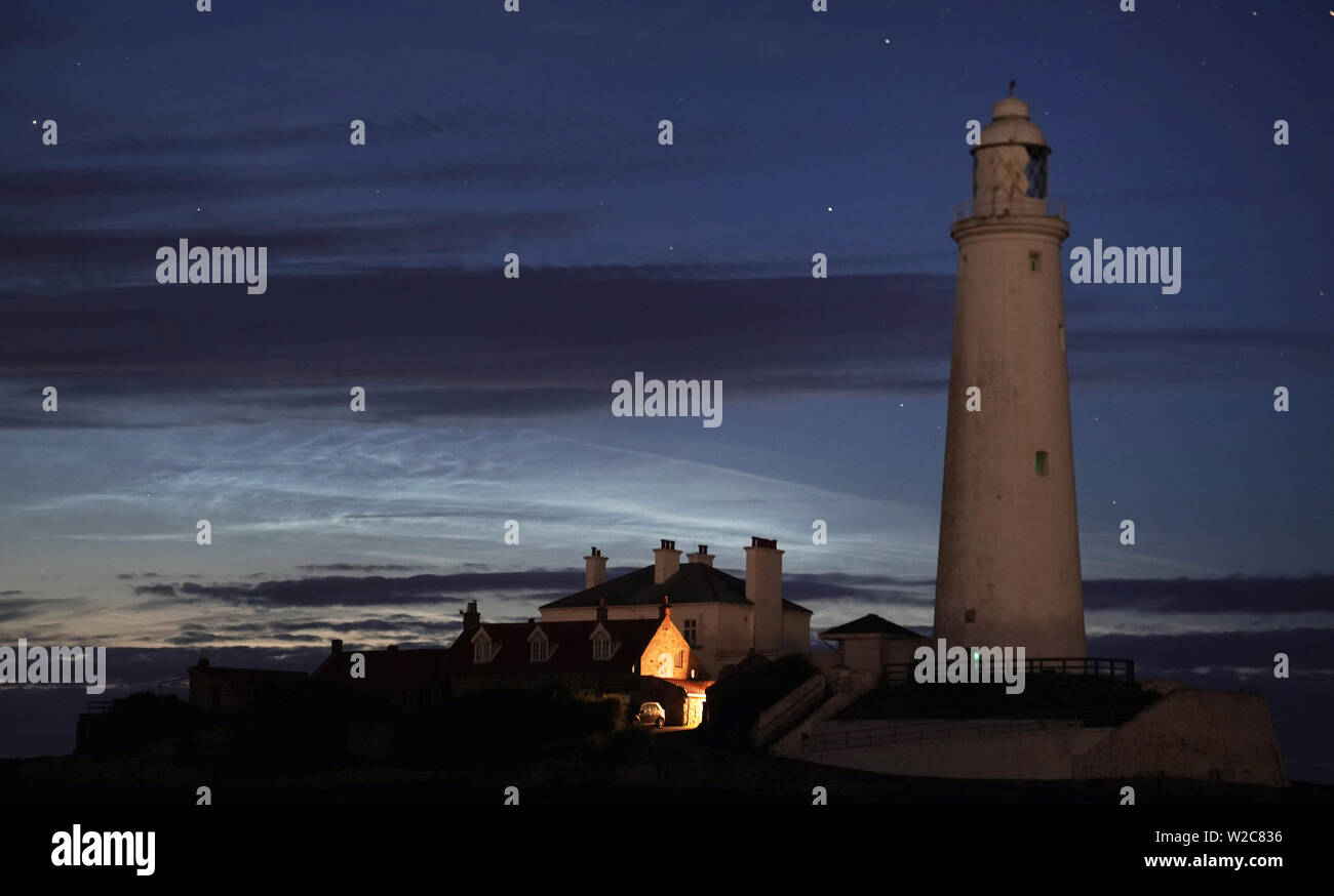 Noctilucent clouds, noto come ice-nuvole o notte nuvole sopra St Mary's Faro a Whitley Bay, a nord-est dell' Inghilterra. Costituito da cristalli di ghiaccio, 'notte splende nuvole' sono visibili solo nei mesi estivi di giugno, luglio e agosto. Foto Stock