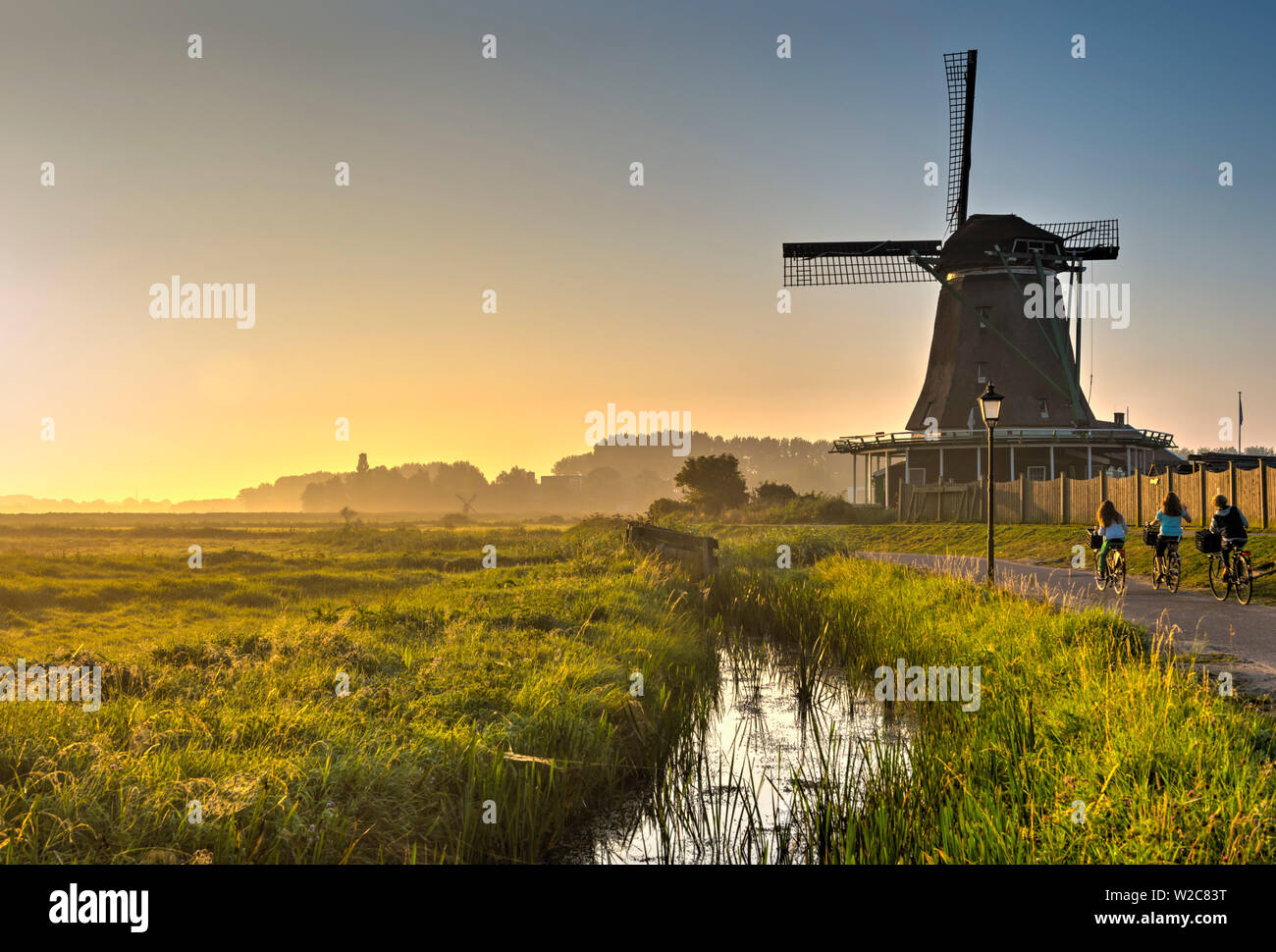 Paesi Bassi, North Holland, Zaandam, Zaanse Schans, il cercatore (De) Zoeker Oilmill presso sunrise Foto Stock