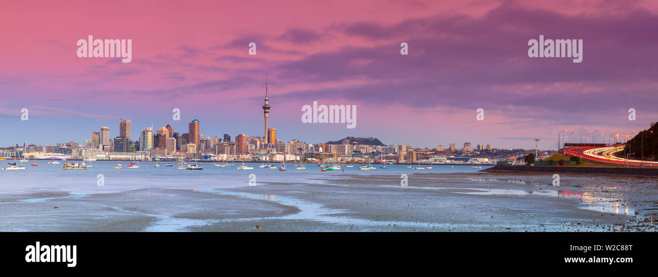 Skyline della città e dal porto di Waitemata accesa al crepuscolo, Auckland, Isola del nord, Nuova Zelanda, Australasia Foto Stock