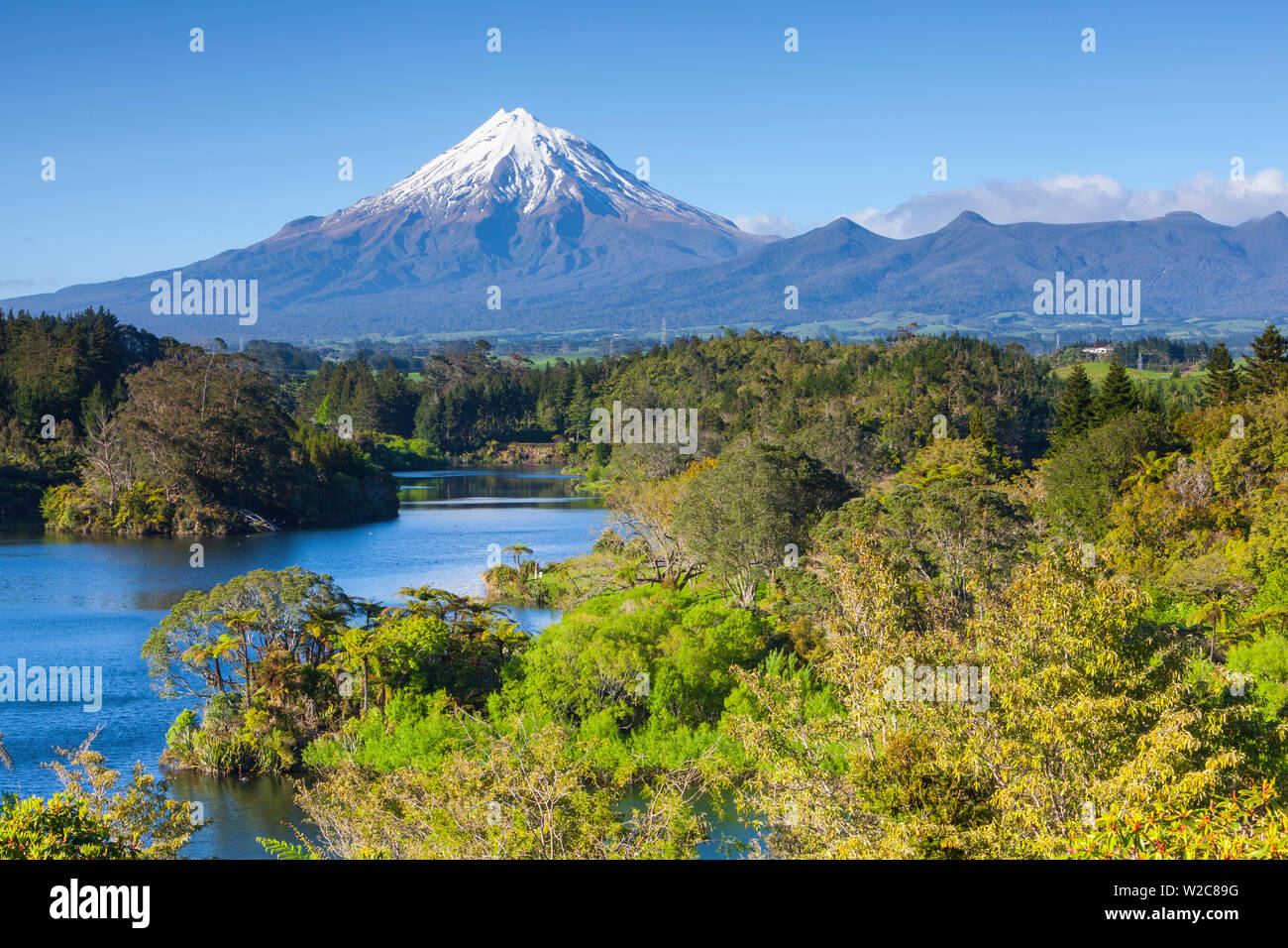 Mount Taranaki (Egmont) e il Lago di Mangamahoe, Isola del nord, Nuova Zelanda Foto Stock