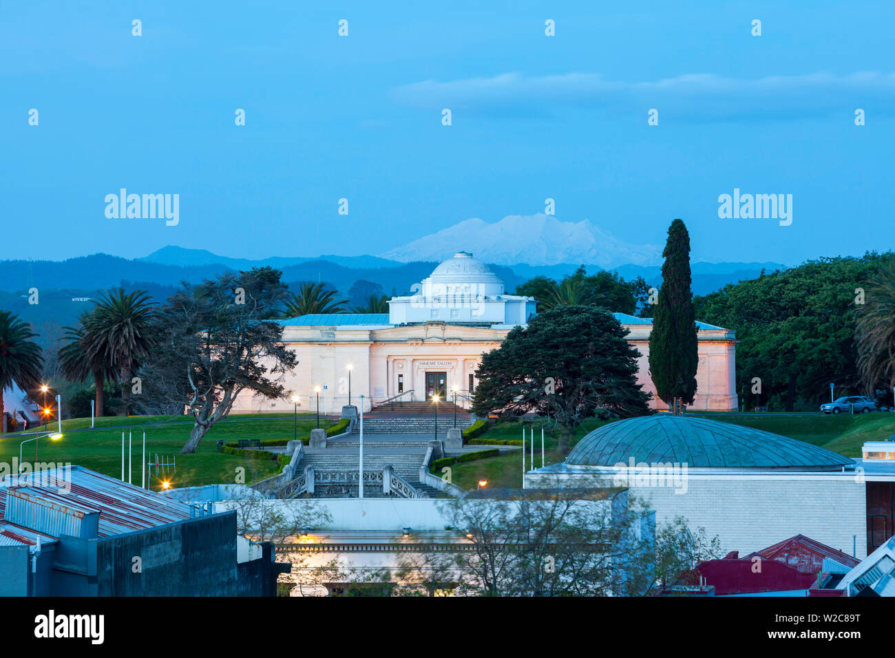 Sarjeant Gallery & Monte Ruapehu accesa al crepuscolo, Wanganui, Isola del nord, Nuova Zelanda Foto Stock