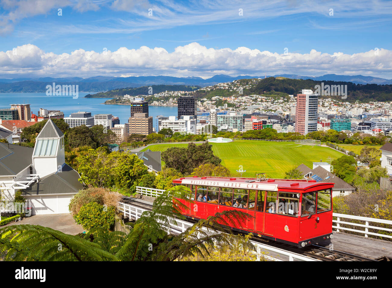 Vista in elevazione sopra la funivia (funicolare) e il centro di Wellington, Wellington, Isola del nord, Nuova Zelanda Foto Stock
