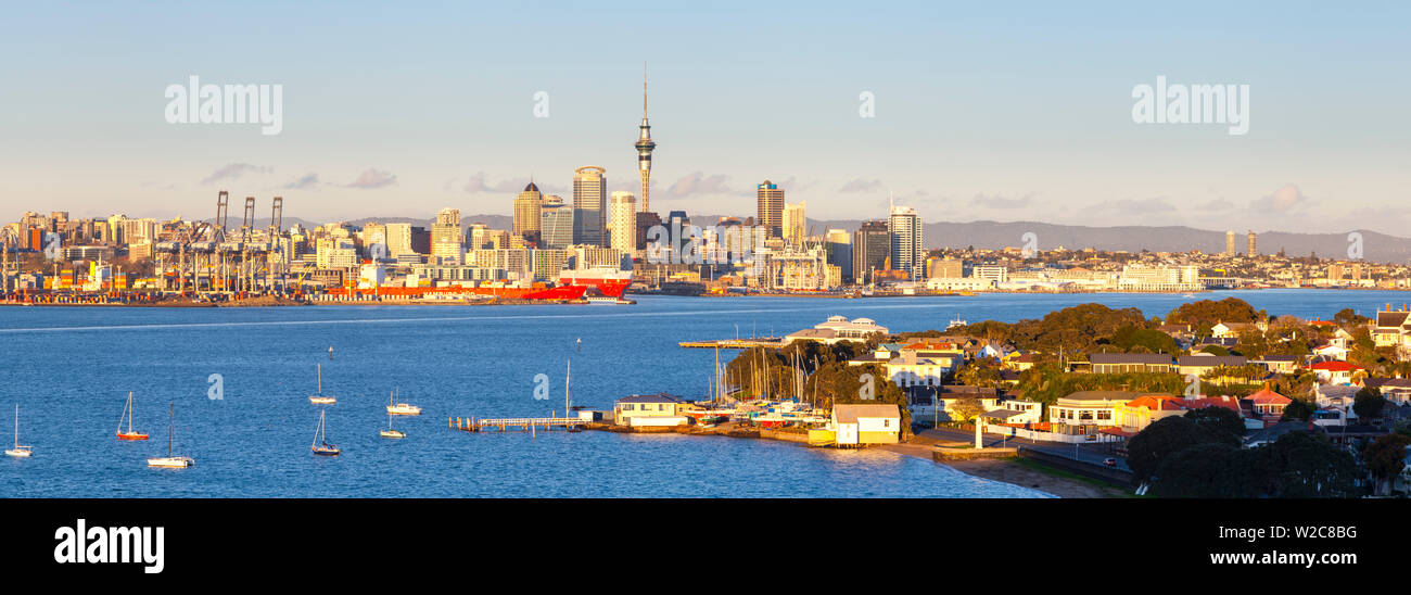 Vista in elevazione su Devenport verso CBD illuminata di sunrise, Auckland, Nuova Zelanda Foto Stock