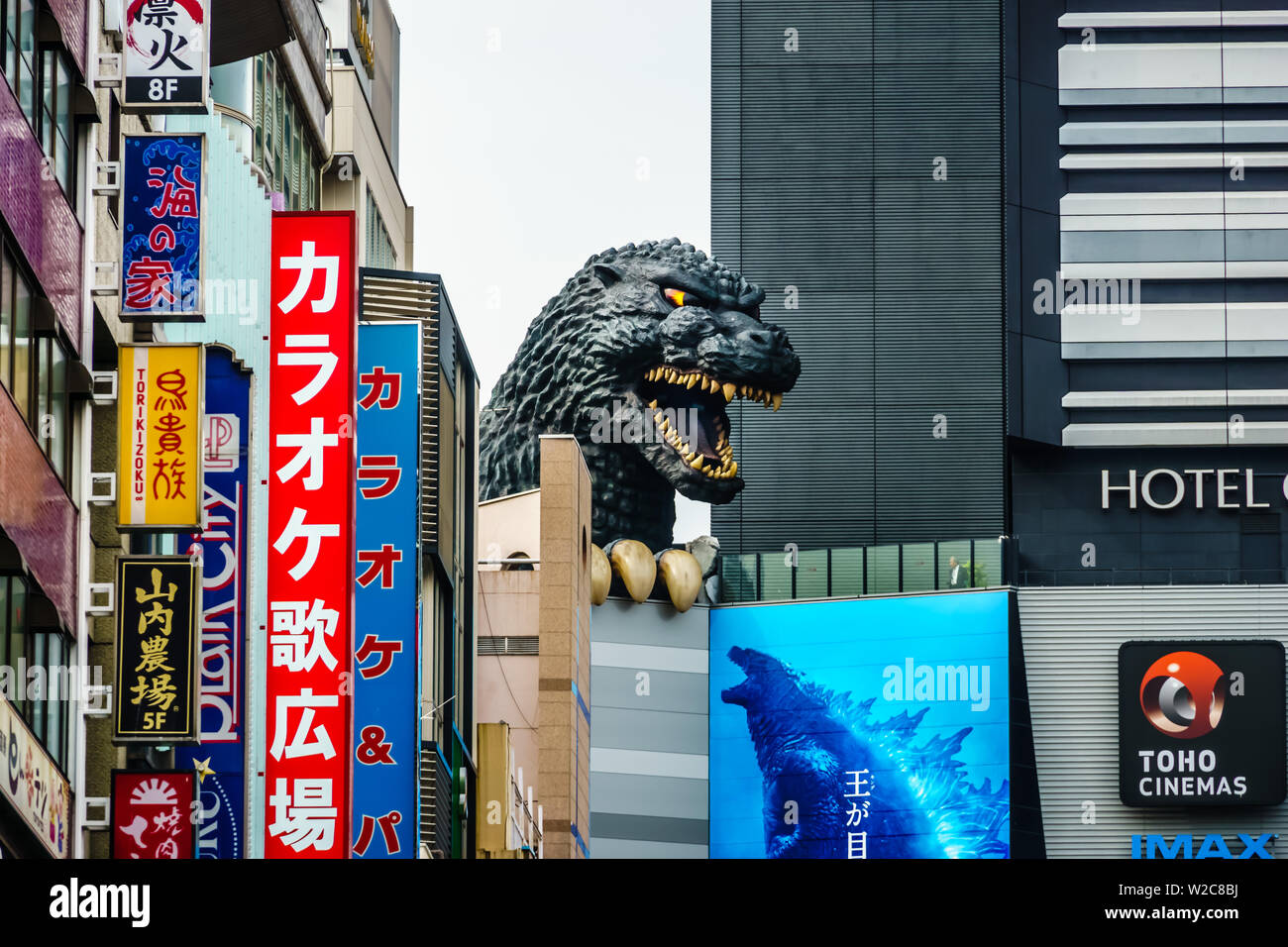 Tokyo, Giappone - 10 Maggio 2019: a Godzilla la città natale di Tokyo, un gigante Godzilla Testa della minaccia squamosa è che domina il Toho edificio in Shinjuku. Foto Stock