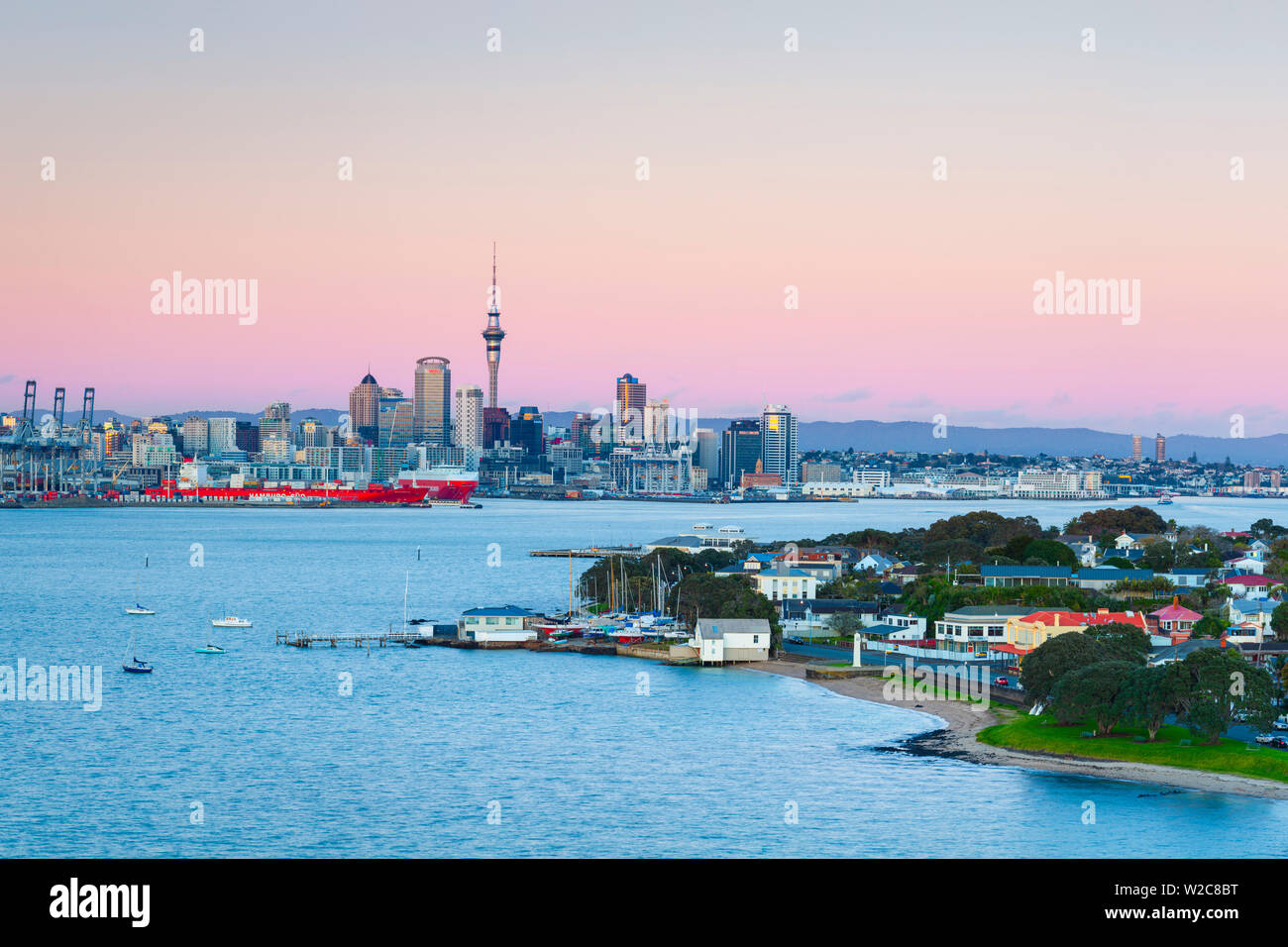 Vista in elevazione su Devenport verso CBD accesa all'alba, Auckland, Nuova Zelanda Foto Stock