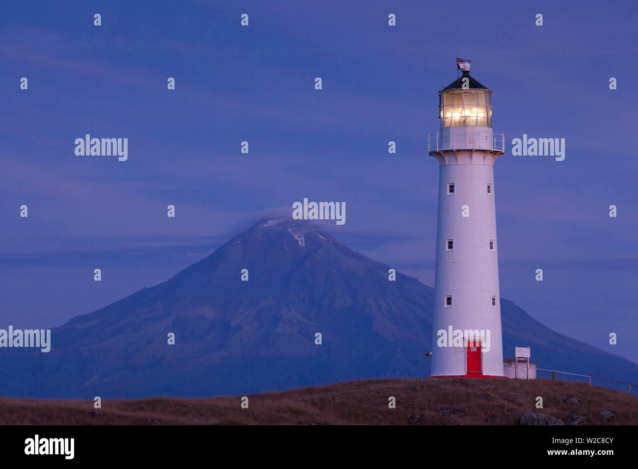 Nuova Zelanda, North Island, New Plymouth-zona, Pungarehu, Capo Faro Egmont e Mt. Taranaki, crepuscolo Foto Stock