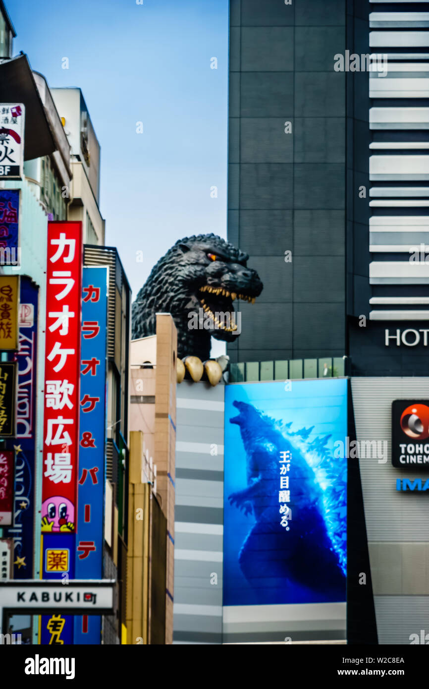 Tokyo, Giappone - 10 Maggio 2019: a Godzilla la città natale di Tokyo, un gigante Godzilla Testa della minaccia squamosa è che domina il Toho edificio in Shinjuku. Foto Stock