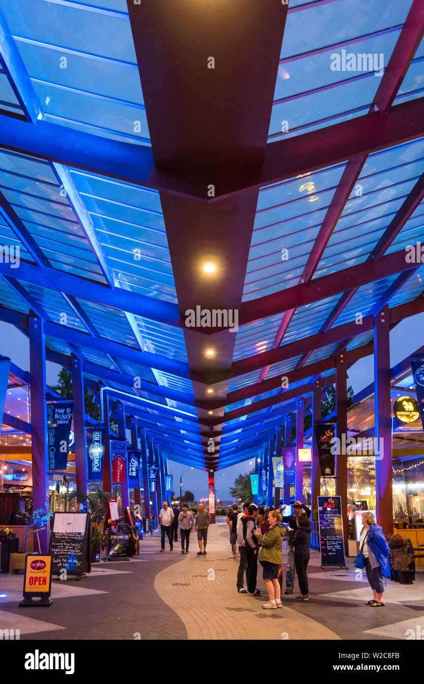 Nuova Zelanda, Isola del nord, Rotorua, Tutanekai Street Food Court, Mangiare Street, crepuscolo Foto Stock