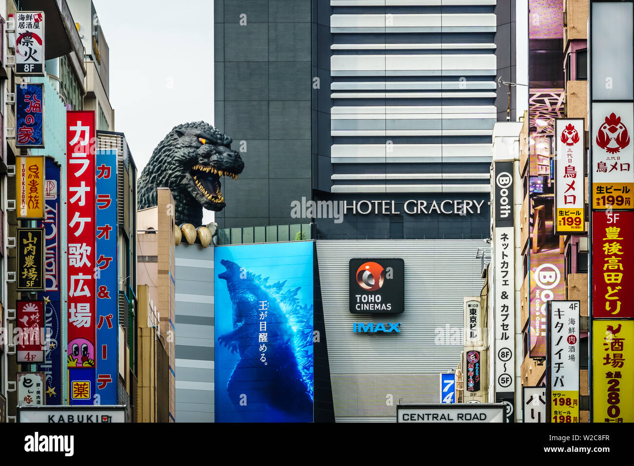Tokyo, Giappone - 10 Maggio 2019: a Godzilla la città natale di Tokyo, un gigante Godzilla Testa della minaccia squamosa è che domina il Toho edificio in Shinjuku. Foto Stock