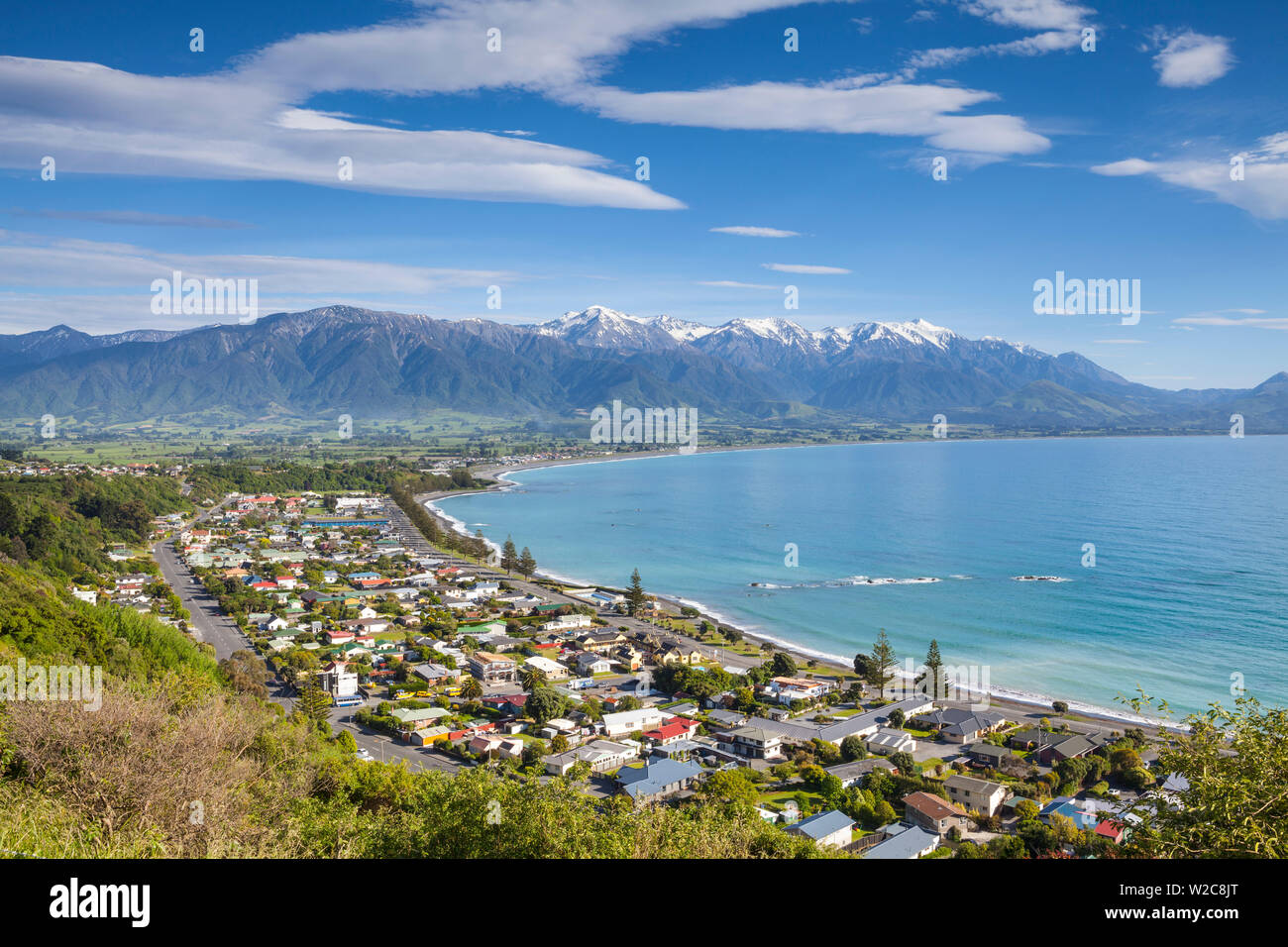 Vista in elevazione al di sopra della pittoresca cittadina costiera di Kaikoura, Kaikoura, Isola del Sud, Nuova Zelanda Foto Stock