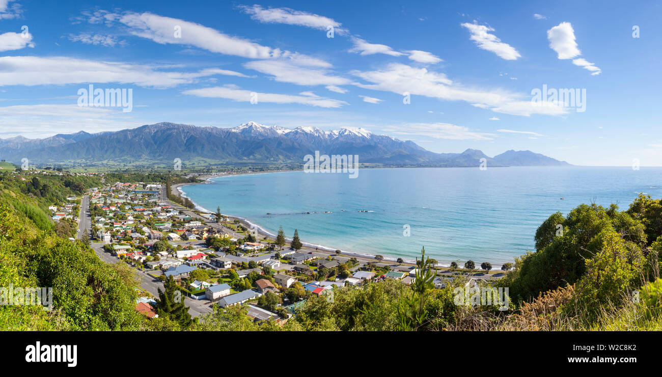 Vista in elevazione al di sopra della pittoresca cittadina costiera di Kaikoura, Kaikoura, Isola del Sud, Nuova Zelanda Foto Stock