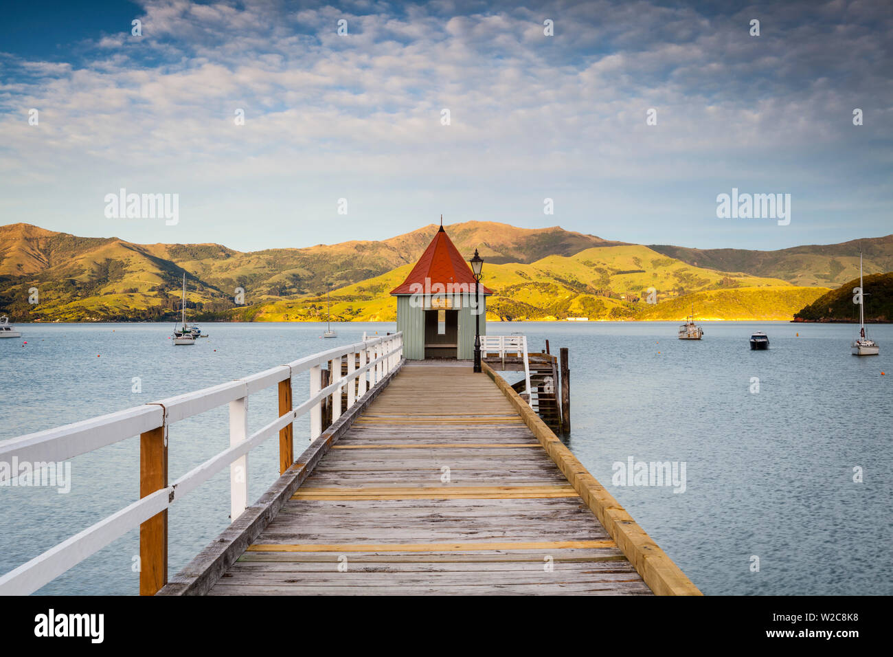 Historic wharf, Akaroa, banche Peninsular, Isola del Sud, Nuova Zelanda Foto Stock