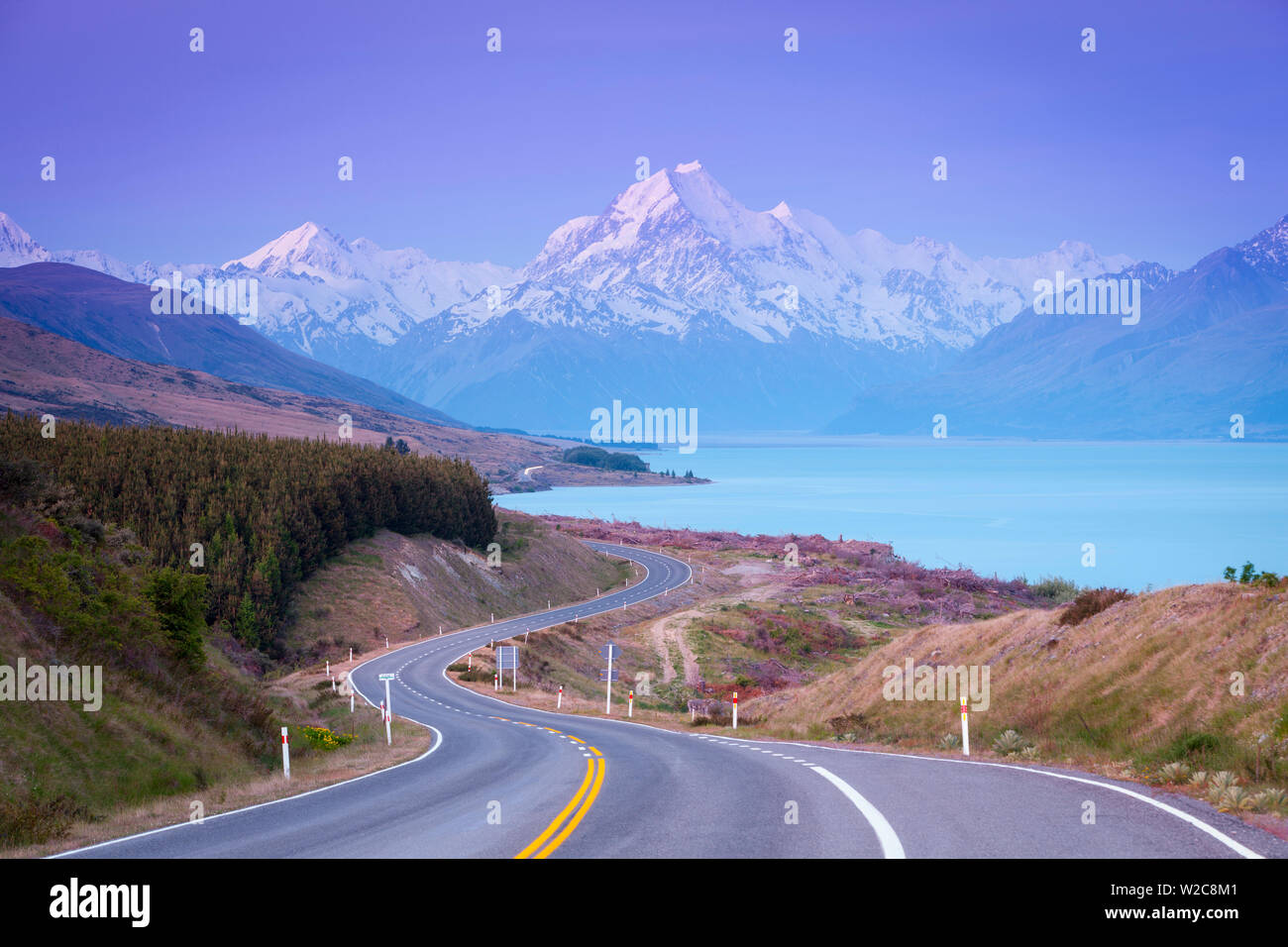 Mount Cook (Aoraki) acceso al tramonto, il Lago Pukaki, Mackenzie Country, Canterbury, Isola del Sud, Nuova Zelanda Foto Stock