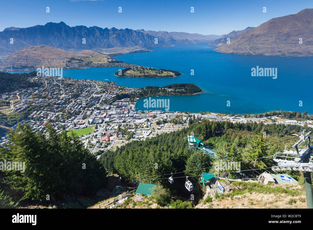 Nuova Zelanda, Isola del Sud, Otago, Queenstown, elevati vista città dalla Skyline Gondola deck Foto Stock
