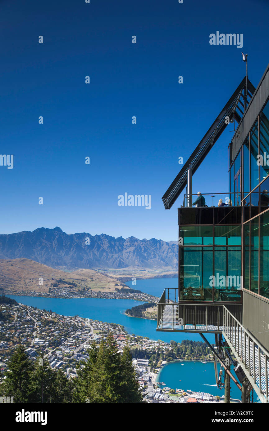 Nuova Zelanda, Isola del Sud, Otago, Queenstown, elevati vista città con il Remarkables Mountains e la Skyline Gondola deck Foto Stock