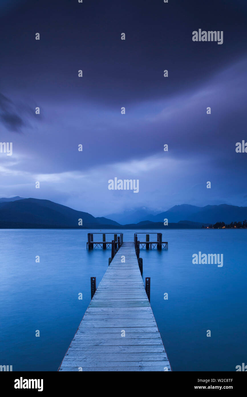 Nuova Zelanda, Isola del Sud, Southland, Te Anau, il Lago Te Anau pier, crepuscolo Foto Stock