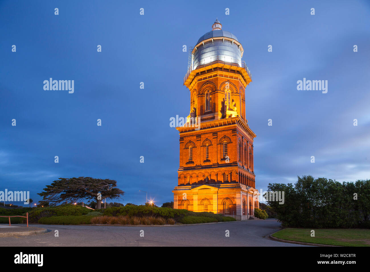 Nuova Zelanda, Isola del Sud, Southland, Invercargill, il Water Tower, costruito 1888, crepuscolo Foto Stock