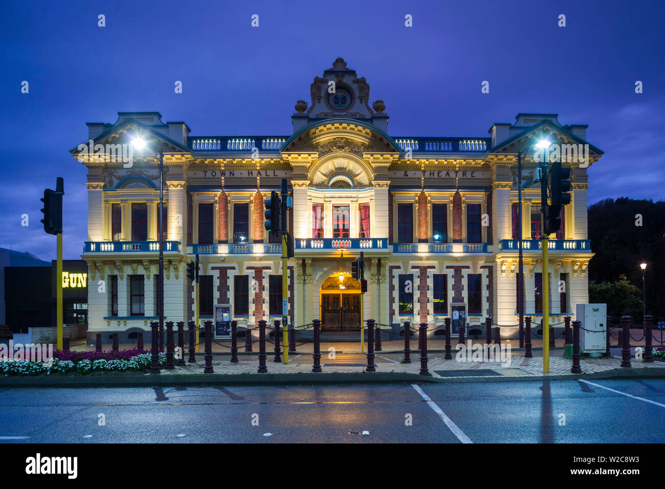 Nuova Zelanda, Isola del Sud, Southland, Invercargill, il Municipio e il teatro, crepuscolo Foto Stock