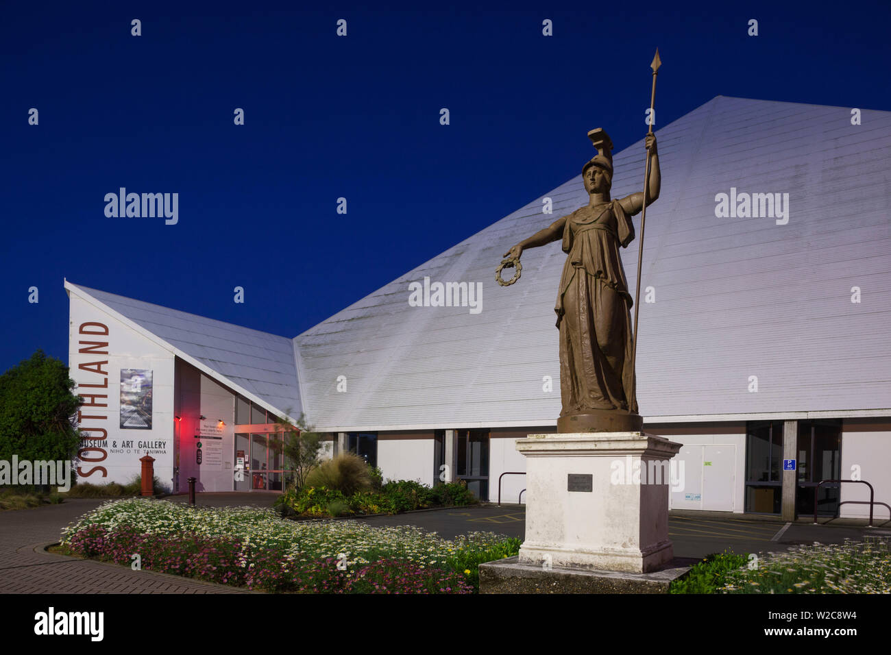 Nuova Zelanda, Isola del Sud, Southland, Invercargill, Southland Museo e Galleria d'arte, esterno, alba Foto Stock