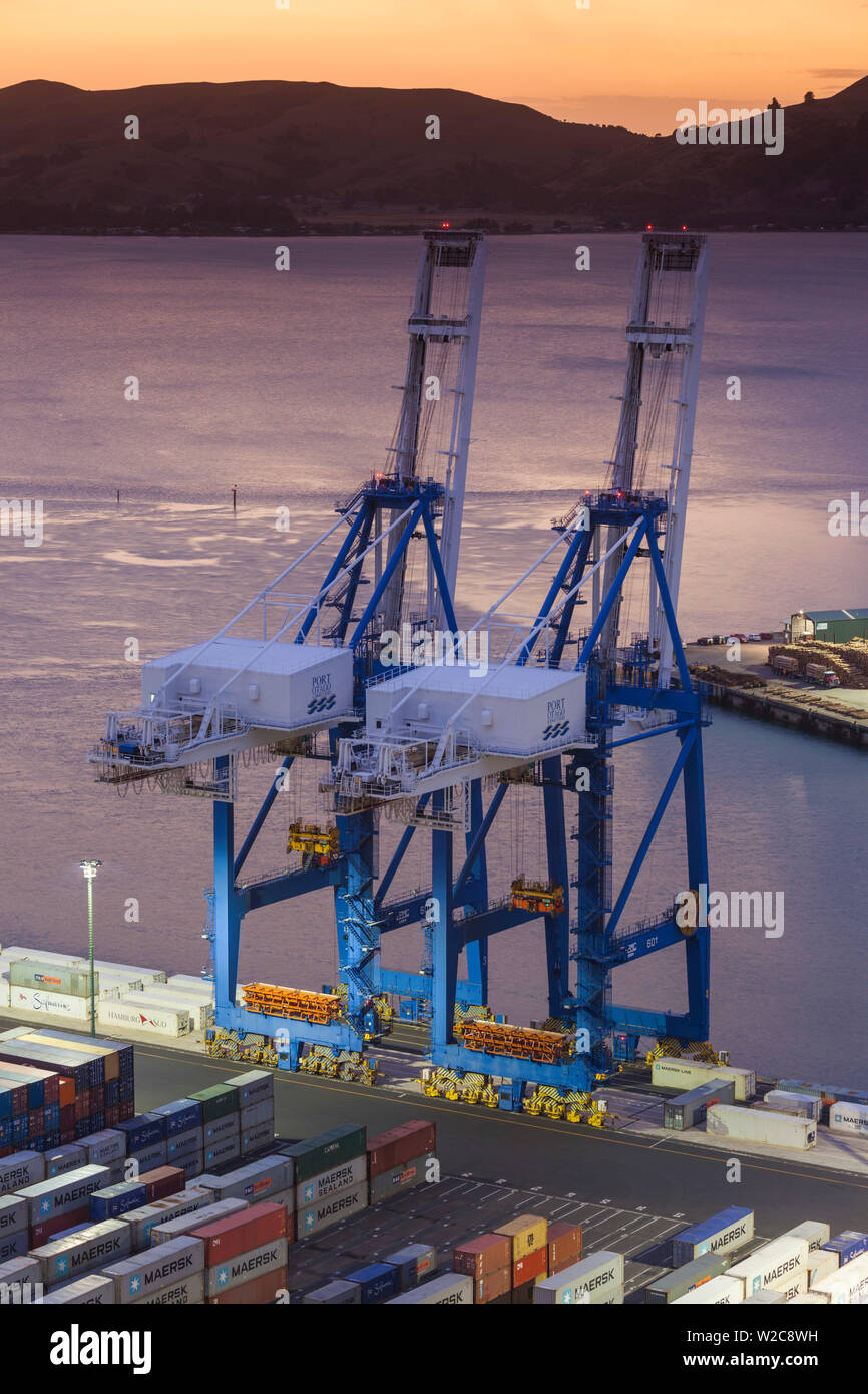 Nuova Zelanda, Isola del Sud, Otago, Port Chalmers, elevati vista porte, dawn, cargo cranes Foto Stock