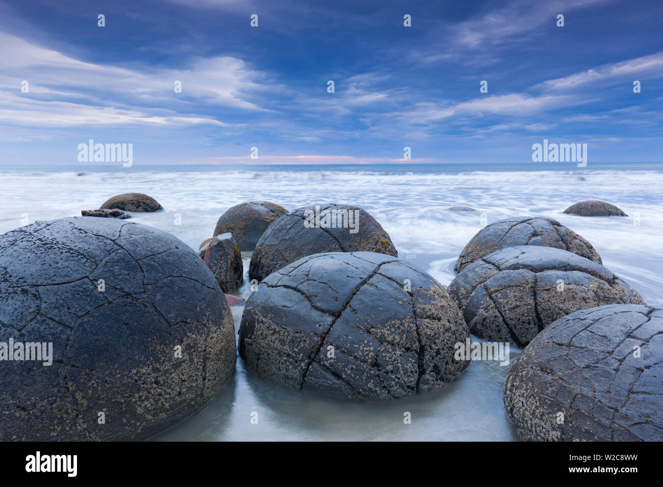 Nuova Zelanda, Isola del Sud, Otago, Moeraki, Moeraki Boulders noto anche come Te Kaihinaki, alba Foto Stock