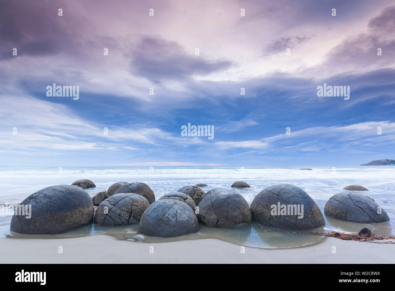 Nuova Zelanda, Isola del Sud, Otago, Moeraki, Moeraki Boulders noto anche come Te Kaihinaki, alba Foto Stock