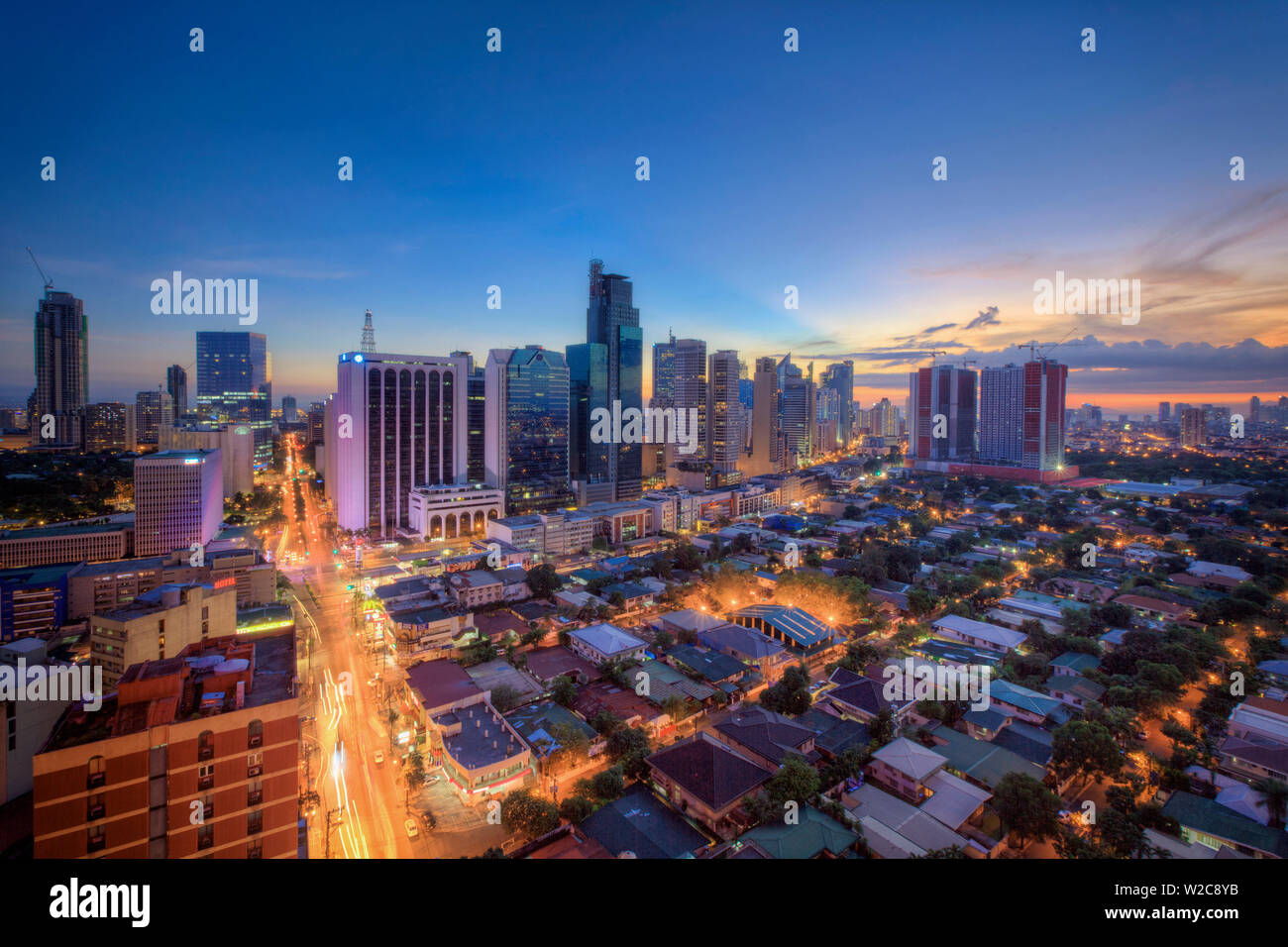 Filippine, Manila Makati Business District, Makati Avenue e dello skyline della città Foto Stock