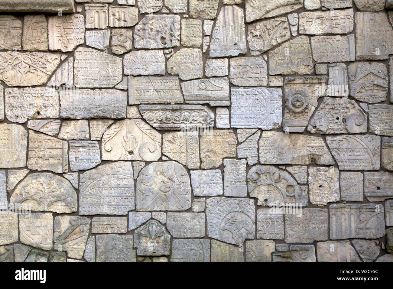 Memorial Wall costruito da vecchie lapidi ebraiche, Sinagoga Remuh cimitero, Kazimierz, Cracovia, in Polonia, in Europa Foto Stock