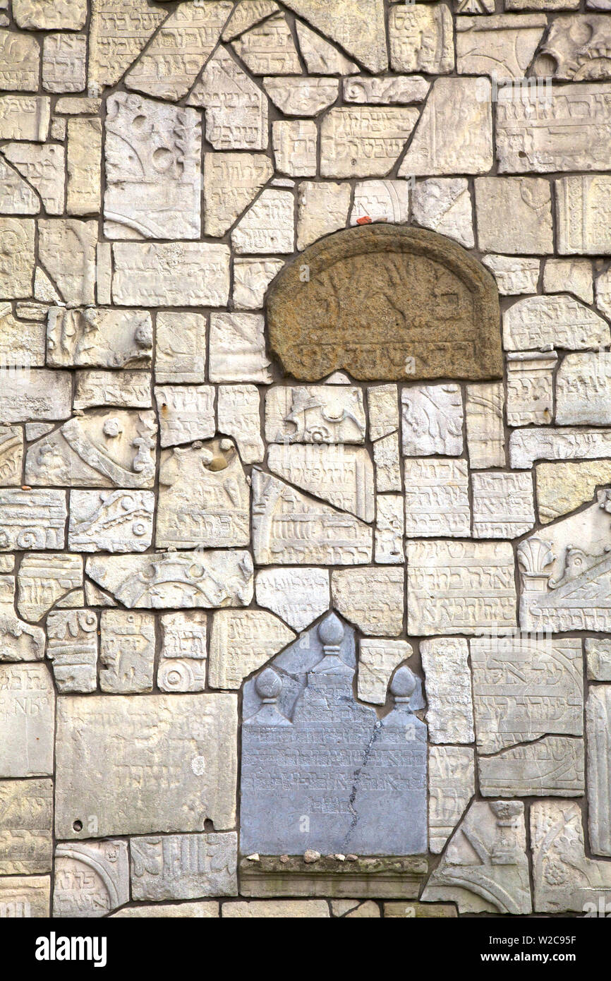 Memorial Wall costruito da vecchie lapidi ebraiche, Sinagoga Remuh cimitero, Kazimierz, Cracovia, in Polonia, in Europa Foto Stock