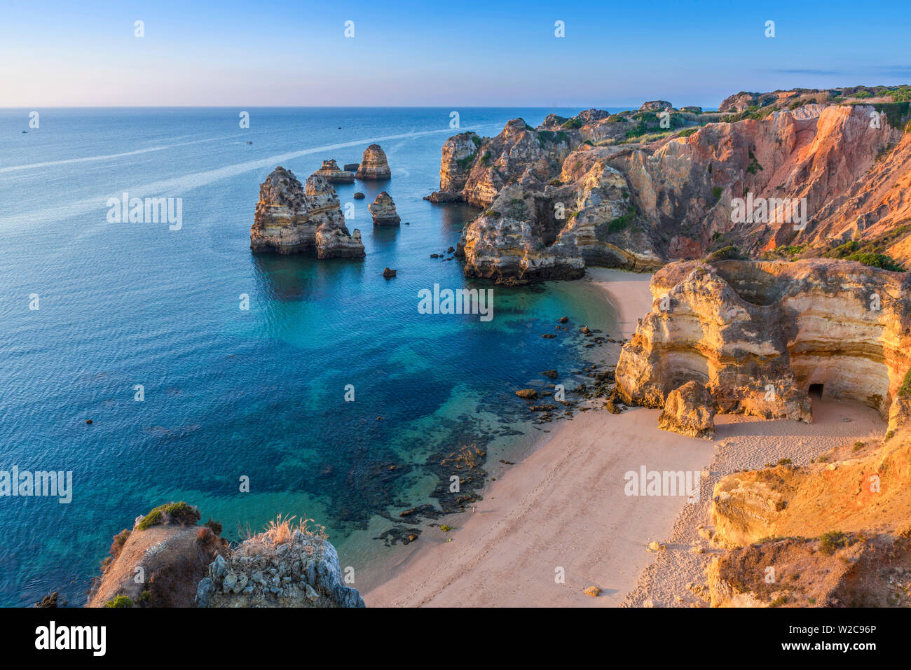 Il Portogallo, Algarve, Lagos, affacciato sulla spiaggia di Camilo (Praia do Camilo) Foto Stock